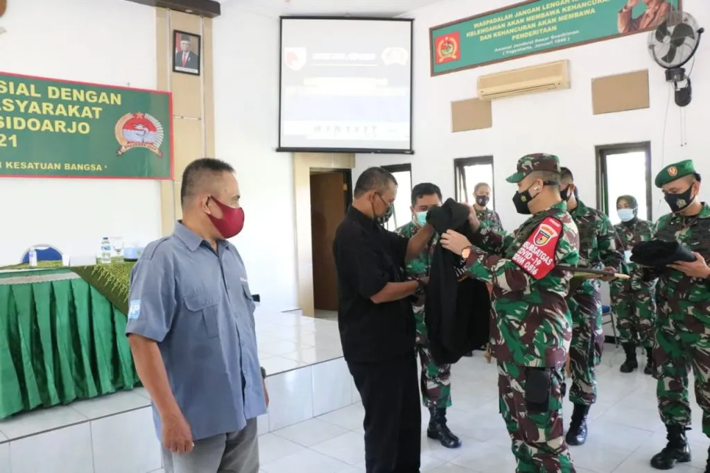 Dandim 0816 Sidoarjo Sematkan Jaket pada Wartawan