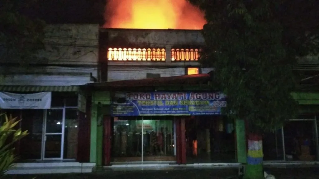 Toko Tekstil dan Seragam di Ponorogo, Dilalap Api