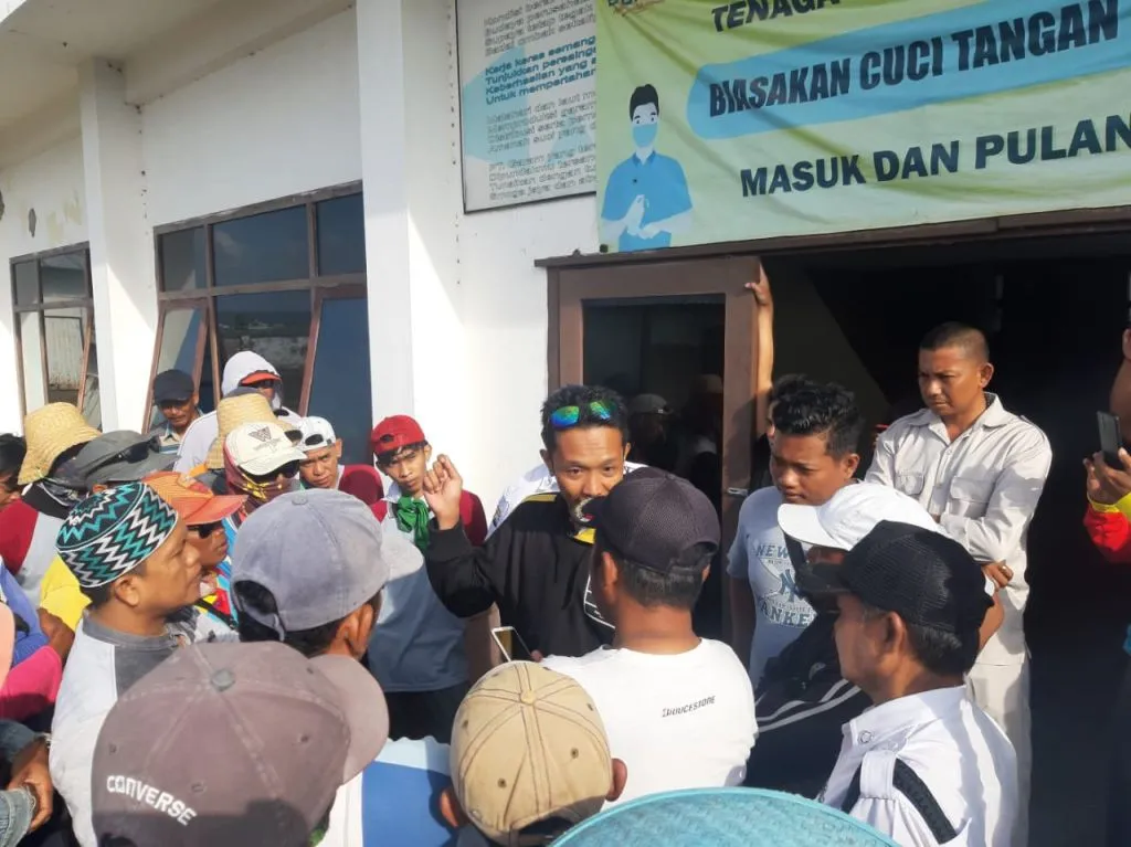 Tuntut Upah, Ratusan Buruh PT Garam Ancam Mogok Kerja