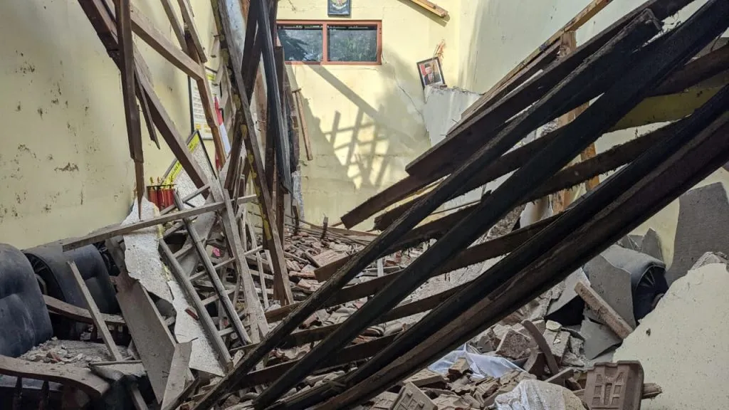 3 Tahun Disangga Bambu, Atap Ruang SDN 1 Babadan Ponorogo Ambruk