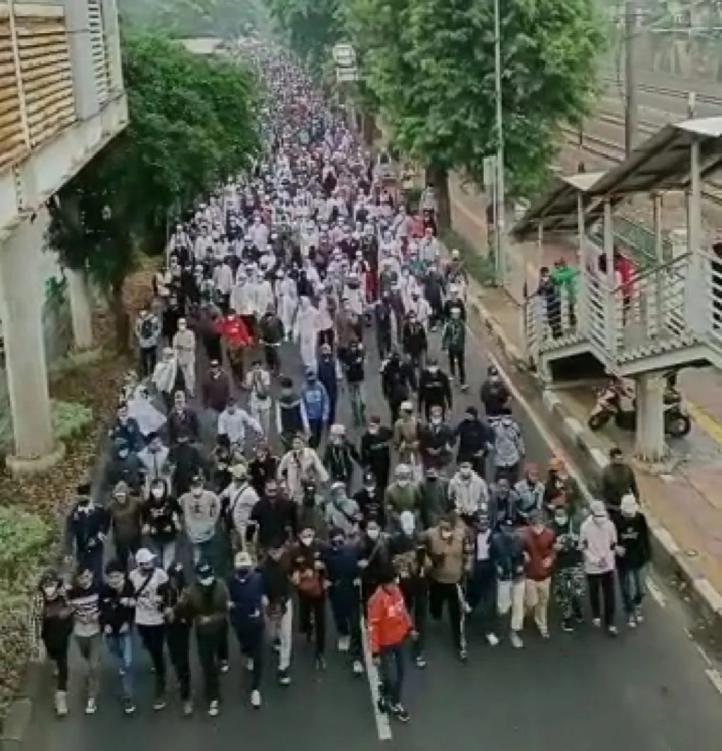 Polisi Bubarkan Ribuan Pendukung HRS dengan Gas Air Mata