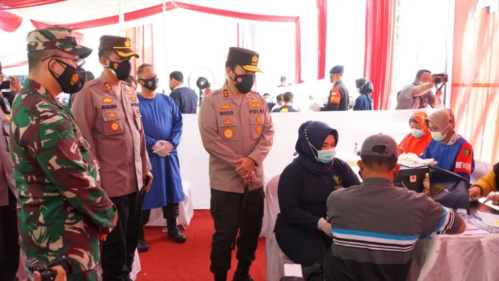 Ribuan Warga Sidoarjo Ikuti Vaksinasi Nasional TNI-Polri