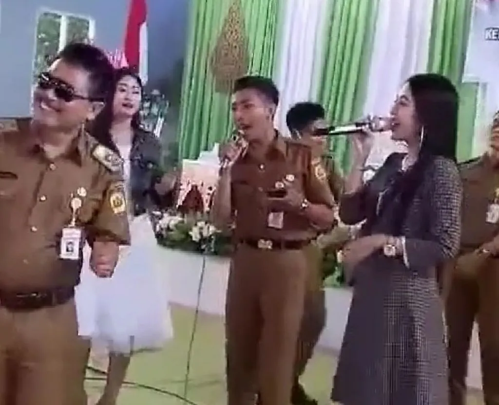Viral! Kades dan Aparat Desa di Grobogan, Joget bareng Pendangdut tanpa Masker