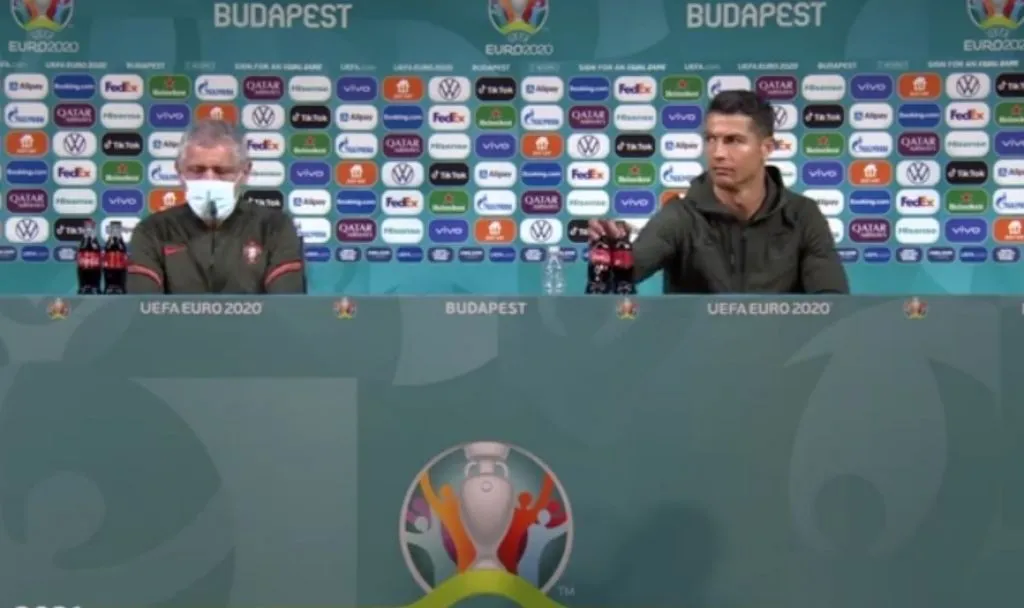 Cukup Hanya dengan Pindahkan Botol, Ronaldo Sudah Bikin Saham Coca Cola Terjun Bebas