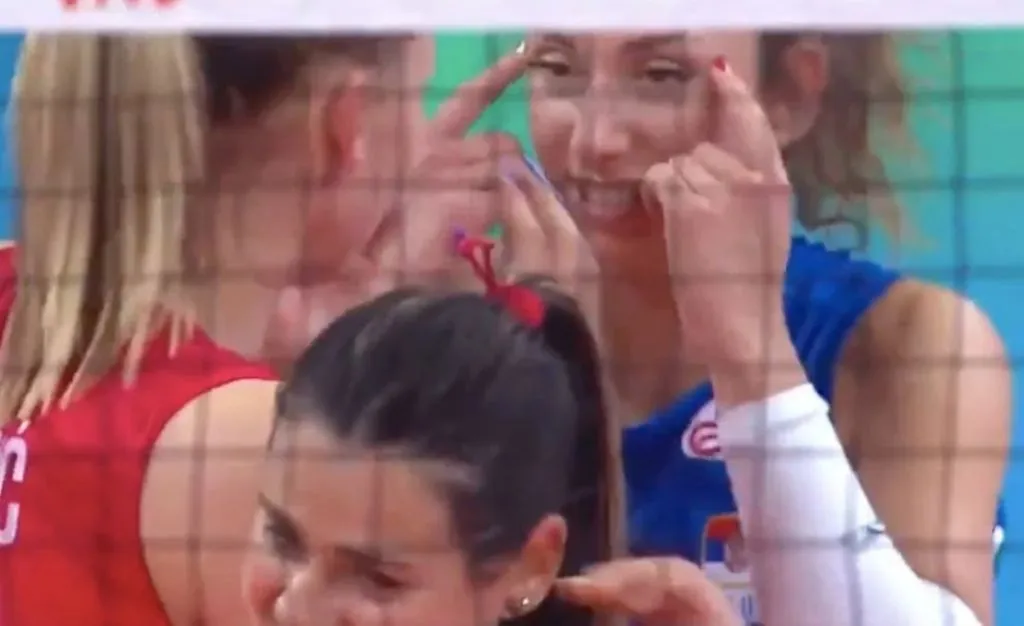 Menunjukka Gesture Mata Sipit, Pemain Voli Cantik Ini Kena Sankso Berat