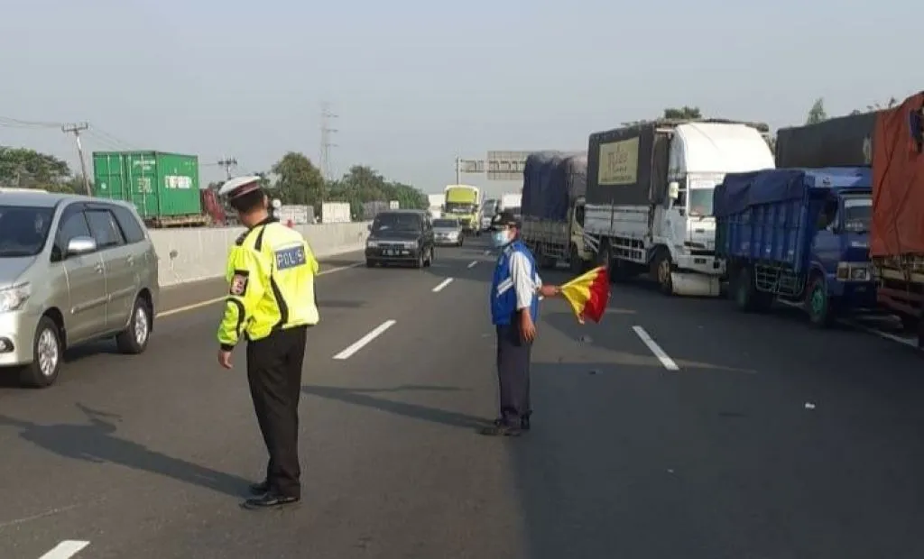 Diduga Sopir Ngantuk, Truk Angkut Batubara Terguling di Tol Jakarta-Cikampek