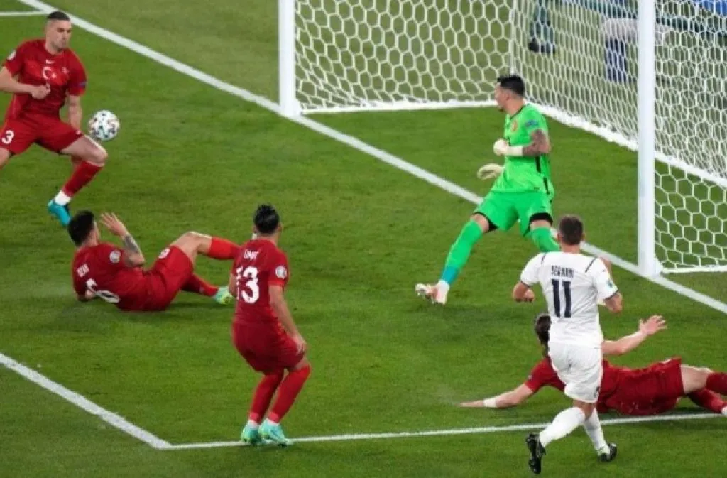 Gol Bunuh Diri Bek Juventus, Bawa Kemenangan Italia Atas Turki