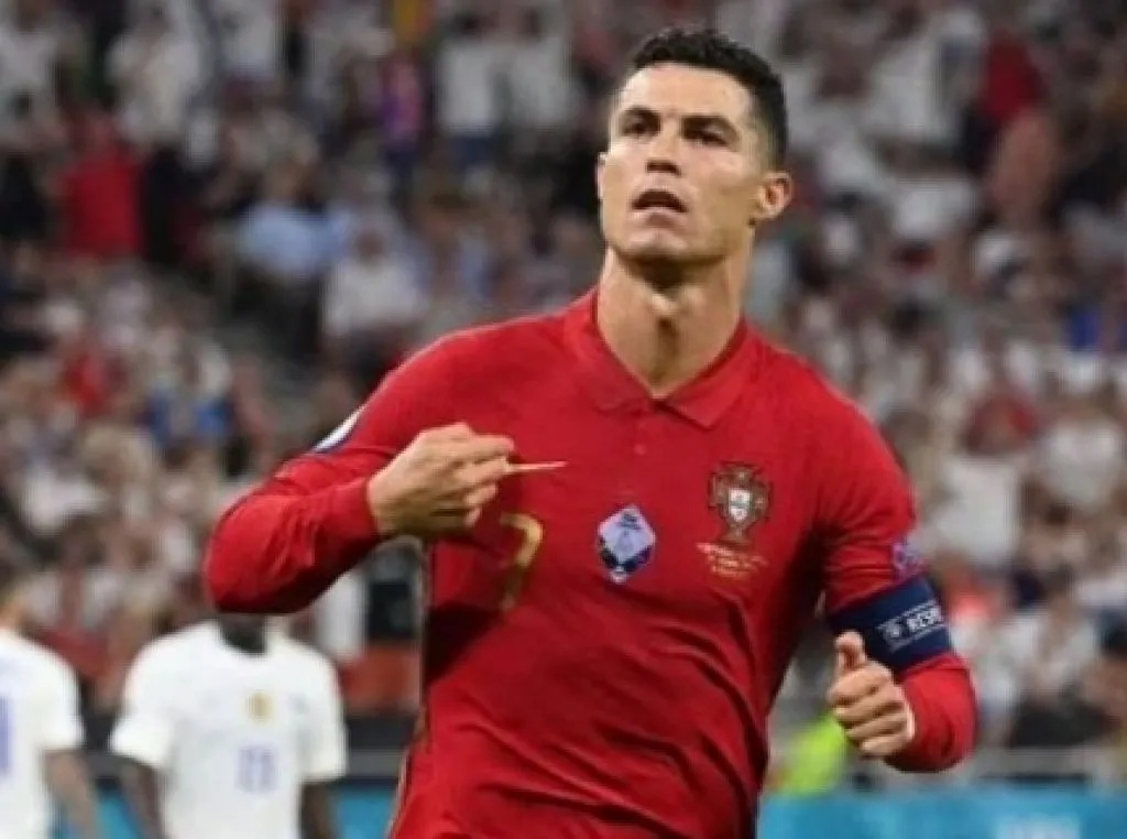 Borong Dua Gol, Ronaldo Dilempar Botol Coca Cola