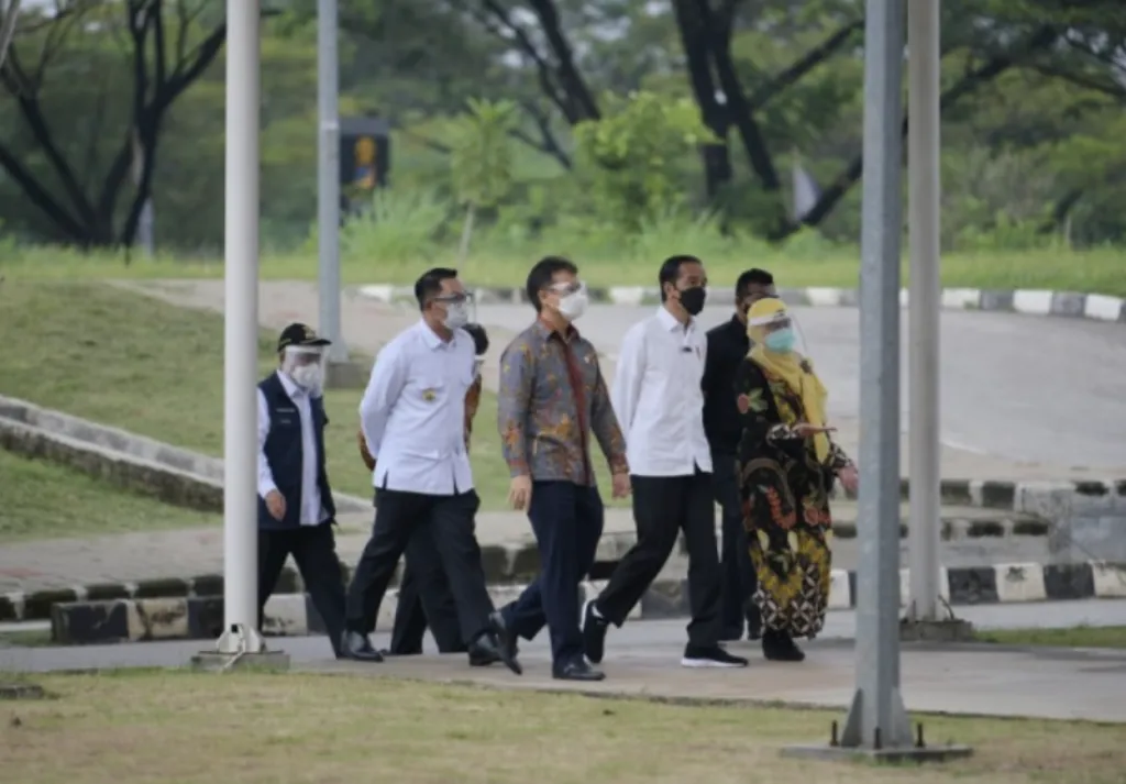 Ridwan Kamil Dampingi Presiden Jokowi Tinjau Vaksinasi Massal di RSUI Depok