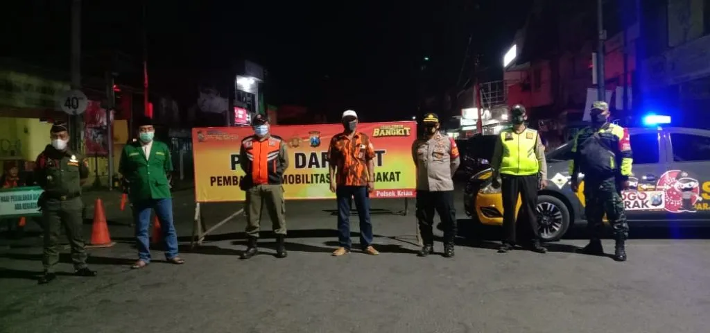 Polsek Krian bersama Forkompinka Sekat Jalan Simpang 5 Krian