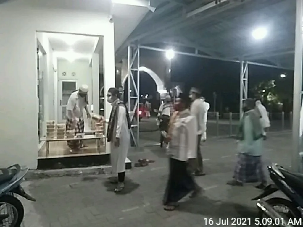 Masjid Alqodar Bagikan Paket Tambah Imun buat Jamaah