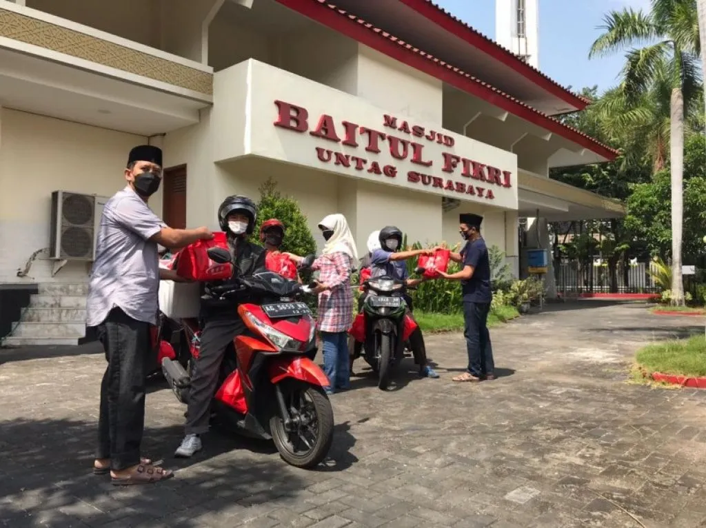 Masjid Untag Beri Bantuan Sembako Bagi Warga Isoman