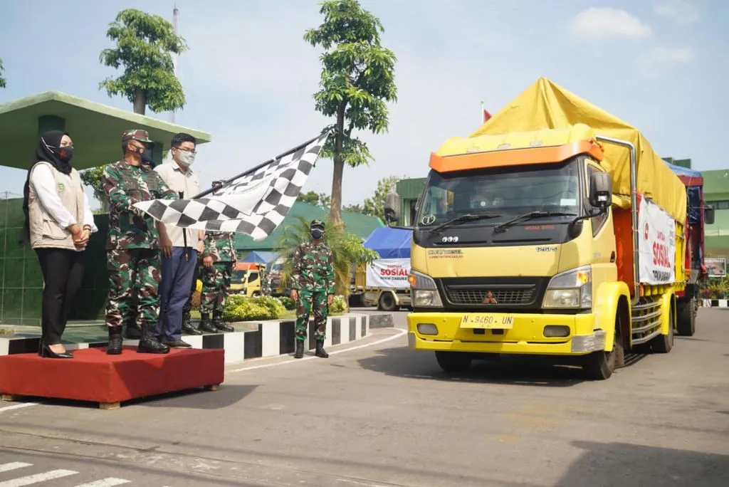 Wings Berikan Bansos pada Warga Terdampak PPKM Darurat