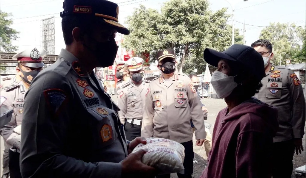 Dirregident Korlantas Mabes Polri Bagikan Sembako ke Pedagang Alun-Alun Kota Batu