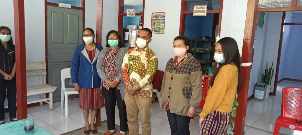 Bupati Manggarai Pantau Mesin Pembakaran Sampah Medis di Pustu Carep