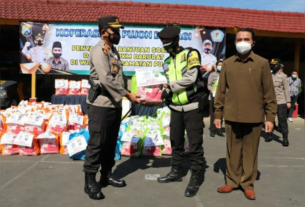Kopsae Pujon bersama Kepolisian Salurkan Bansos Dampak PPKM Darurat