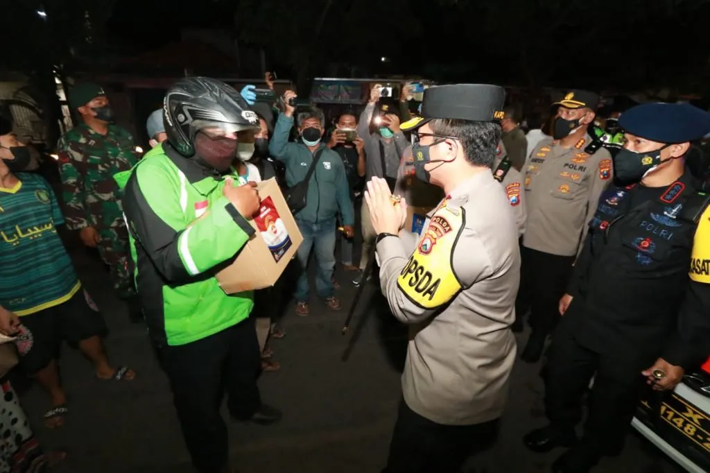 Kapolda Jatim Bagikan Bansos dan Ajak Masyarakat Satu Pemikiran