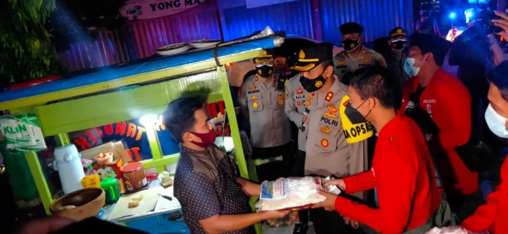 Lagi, Kapolres Tuban Pantau PPKM sambil Bagikan Bansos ke Warga Terdampak Covid 19