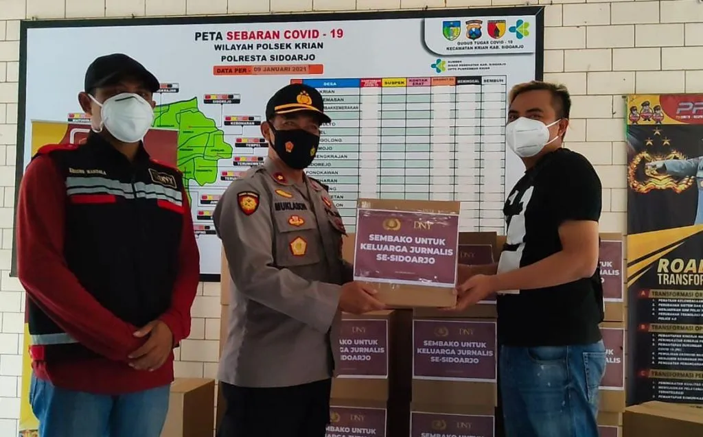 Gandeng DNY Skincare, Kapolsek Krian Bagikan Sembako kepada Jurnalis