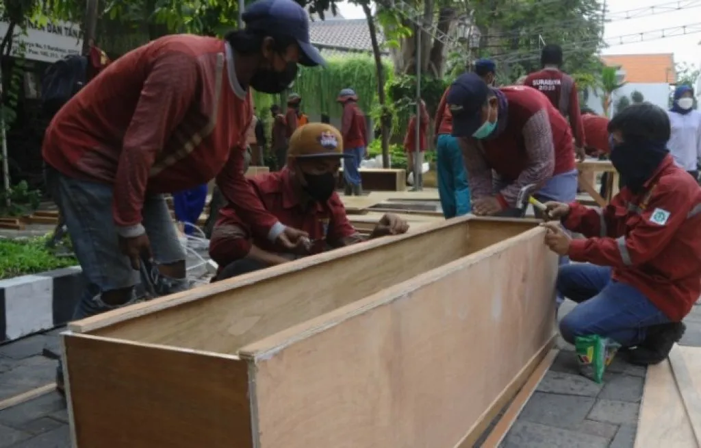 Covid-19 Melonjak, Pemkot Surabaya Siapkan Peti Mati