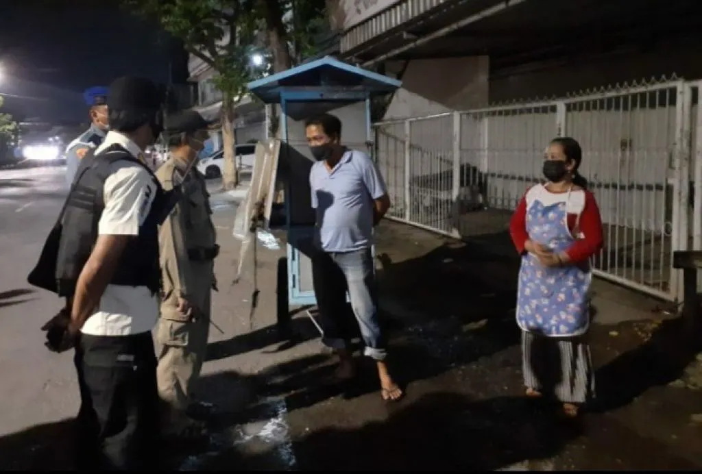 Edukasi Soal PPKM Darurat, Satpol Bagikan Sembako
