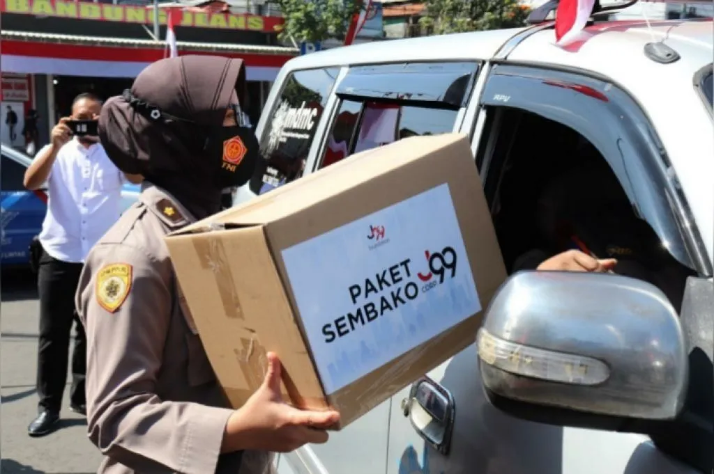 Satlantas Polres Batu bersama Komunitas Sopir Ambulans Bagikan Sembako