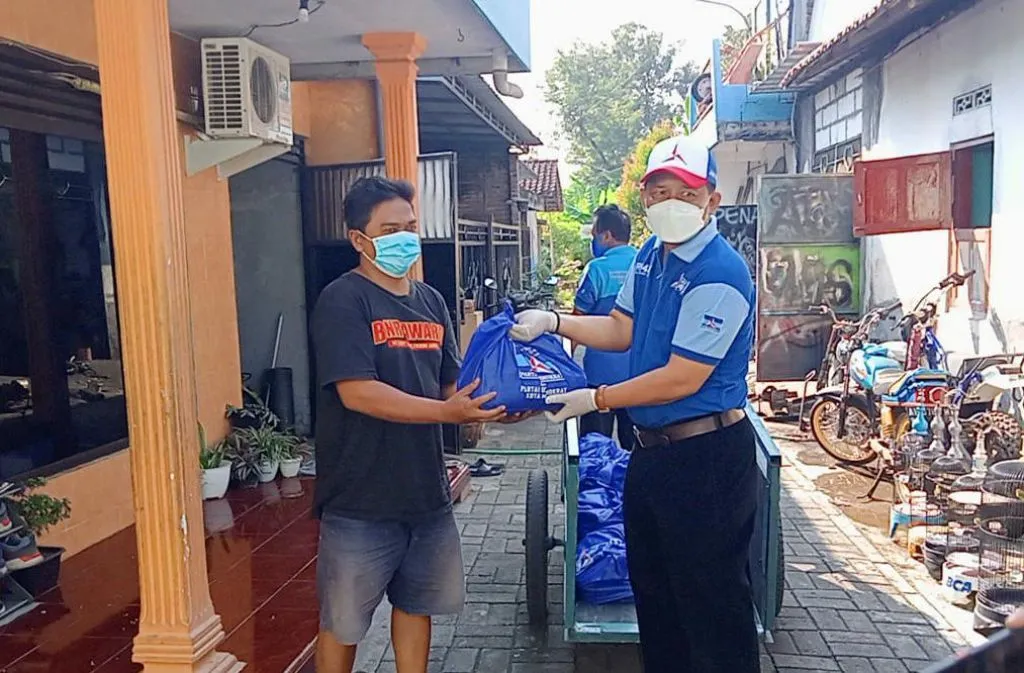 Lagi, Demokrat Kota Madiun dan Bayu Airlangga Bagikan Ratusan Paket Sembako