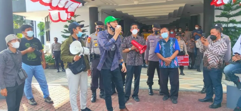 Wakil Rakyat Jalan-Jalan saat Pandemi, Aliansi Rakyat Geruduk Gedung DPRD Tuban