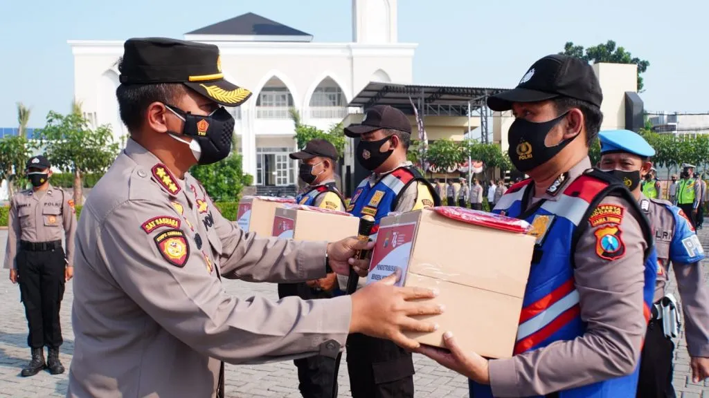 Kapolresta Sidoarjo Bagikan 5.000 Bendera Merah Putih dan Baksos