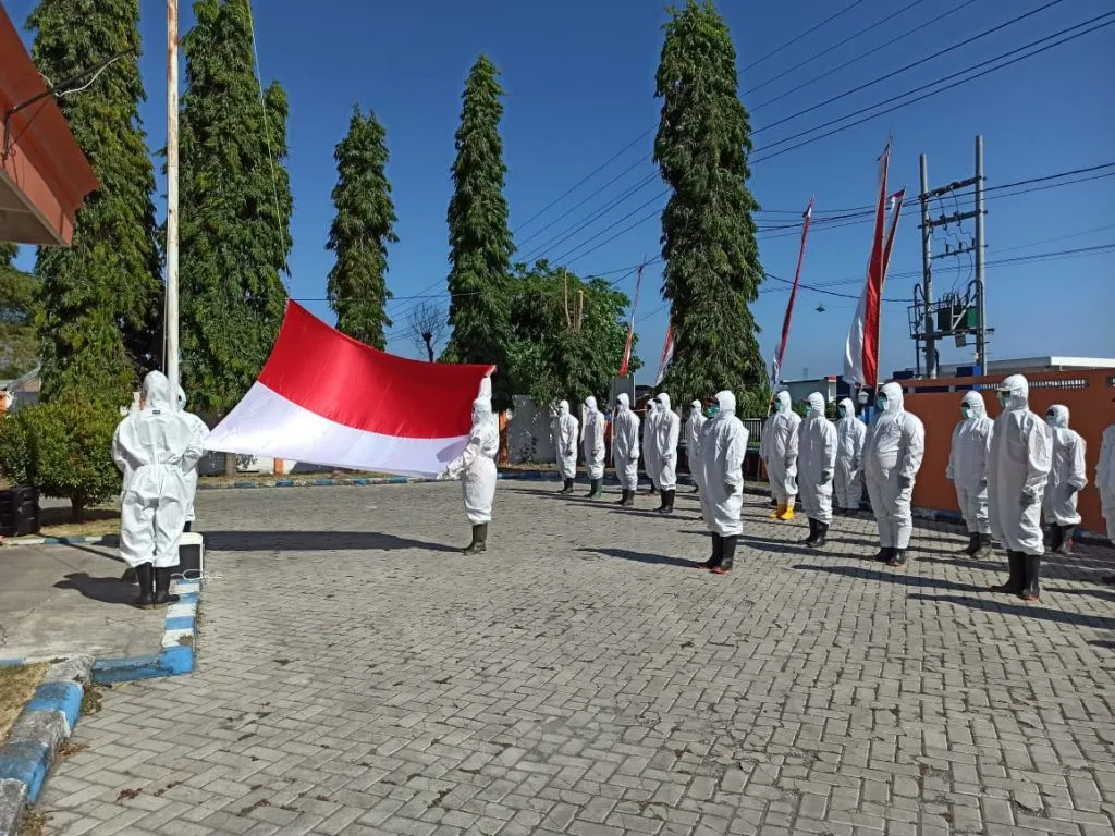 Petugas Pamakaman Covid-19 Ponorogo Gelar Upacara HUT RI