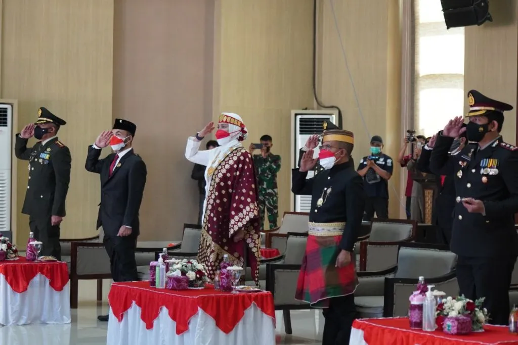 Peringatan HUT Ke-76 RI, Wali kota Batu Kenakan Baju Adat Batak