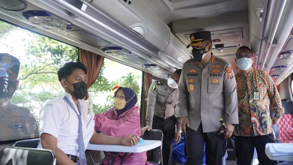 Kapolresta Sidoarjo Pantau Vaksinasi Pelajar dan Jalannya PTM Terbatas