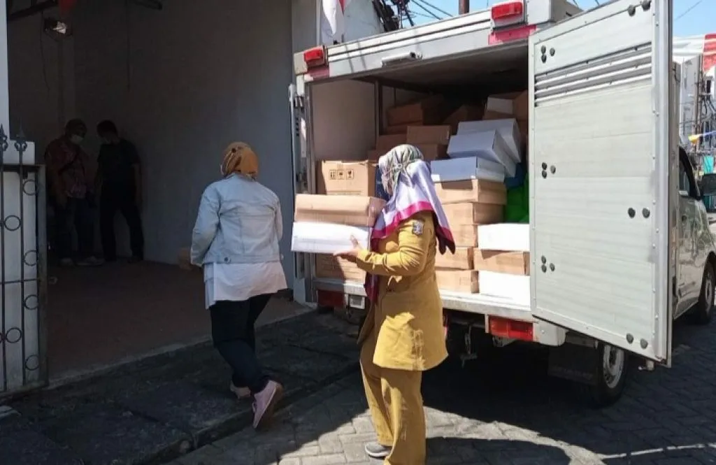Pemkot Surabaya Bagikan 1358 Paket Sembako untuk Veteran