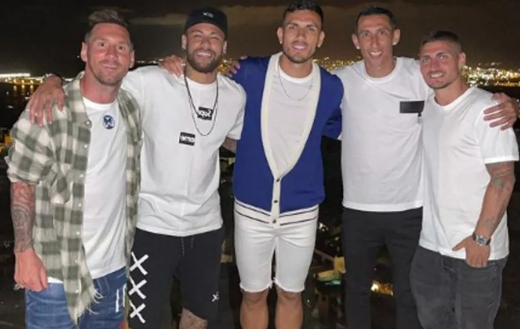 Berstatus Pengangguran, Messi Foto Bareng Para Pemain PSG