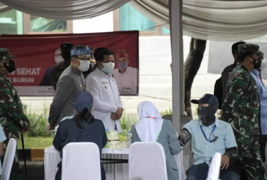Ridwan Kamil Dampingi Kapolri dan Panglima Tinjau Vaksinasi Massal Buruh