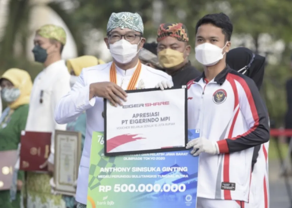 Ridwan Kamil Serahkan Kadeudeuh kepada Atlet Jabar Peraih Medali Olimpiade 2020