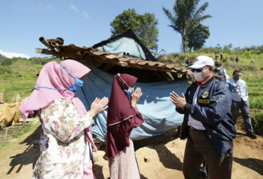 Uu Ruzhanul Serahkan Bantuan Perbaikan Rutilahu di Majalengka