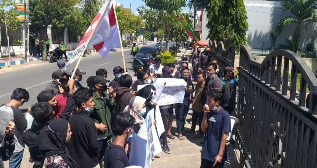 Demo Pemkab Sumenep, Mahasiswa Pulau Kangean Tagih Janji Bupati Soal Listrik