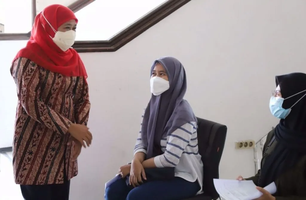 Gubernur Jawa Timur Khofifah Indar Parawansa melihat proses vaksin mahasiswa