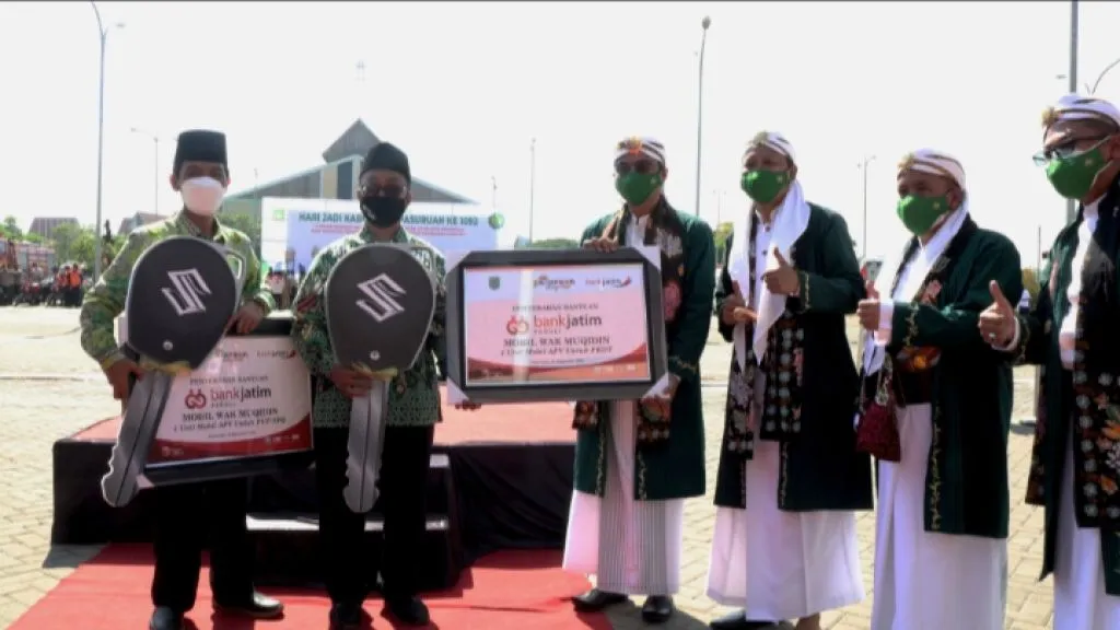 Bank Jatim Serahkan 2 Unit Mobil Wak Muqidin di Pasuruan