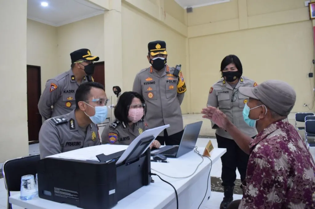 Polresta Sidoarjo Salurkan Bantuan Tunai PKL dan Warung Terdampak Covid-19