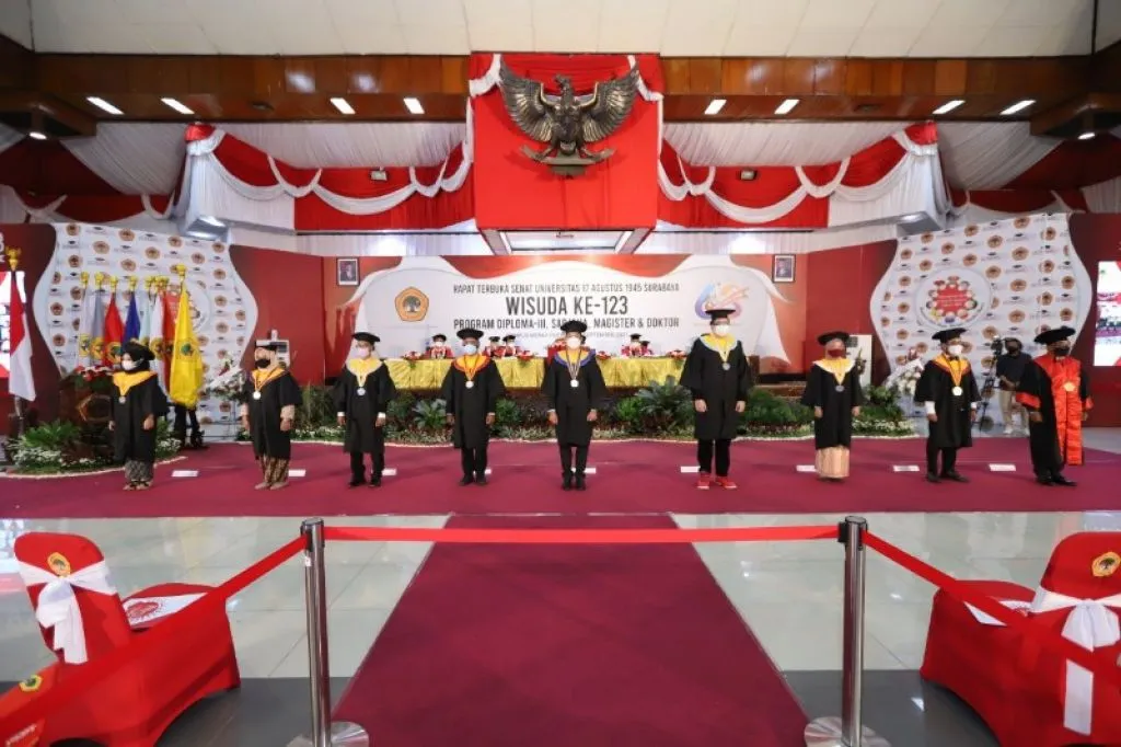 Untag Surabaya melukuskan wisudawan yang siap untuk bekerja di masyarakat