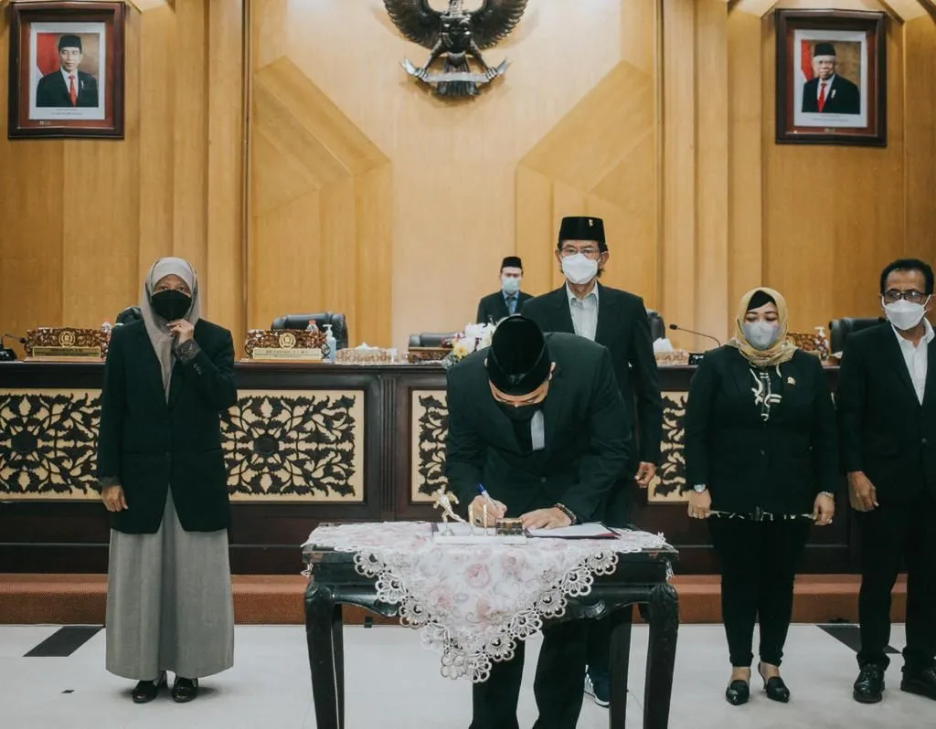 APBD-P Surabaya Rp 8,9 Triliun Disahkan, Seragam Pelajar Surabaya Gratis