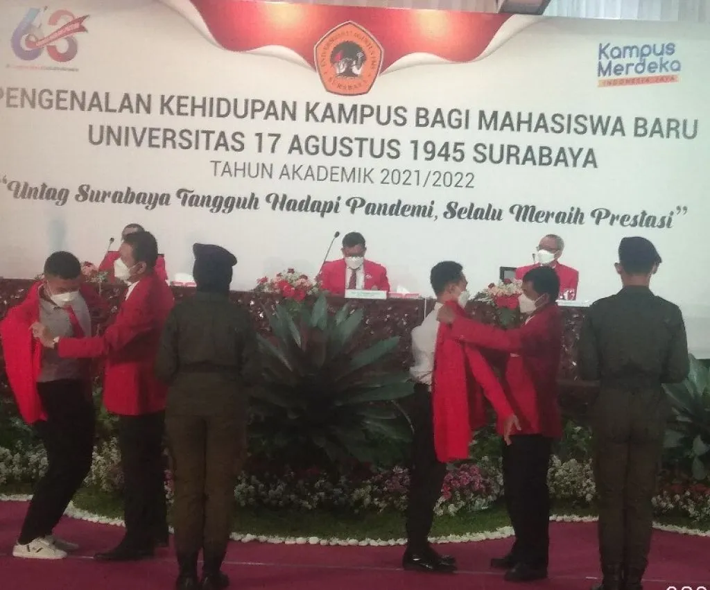 Untag Surabaya mengukuhkan mahasiswa baru