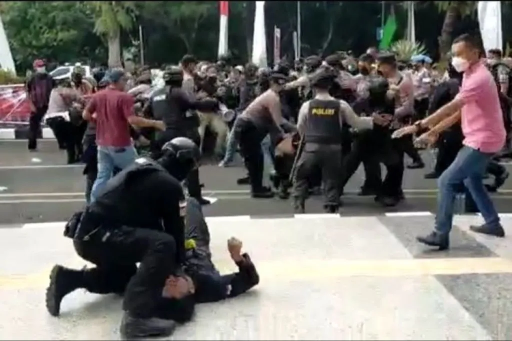 Kapolri Ditegur Jokowi Gara-Gara Polisi UFC Mahasiswa