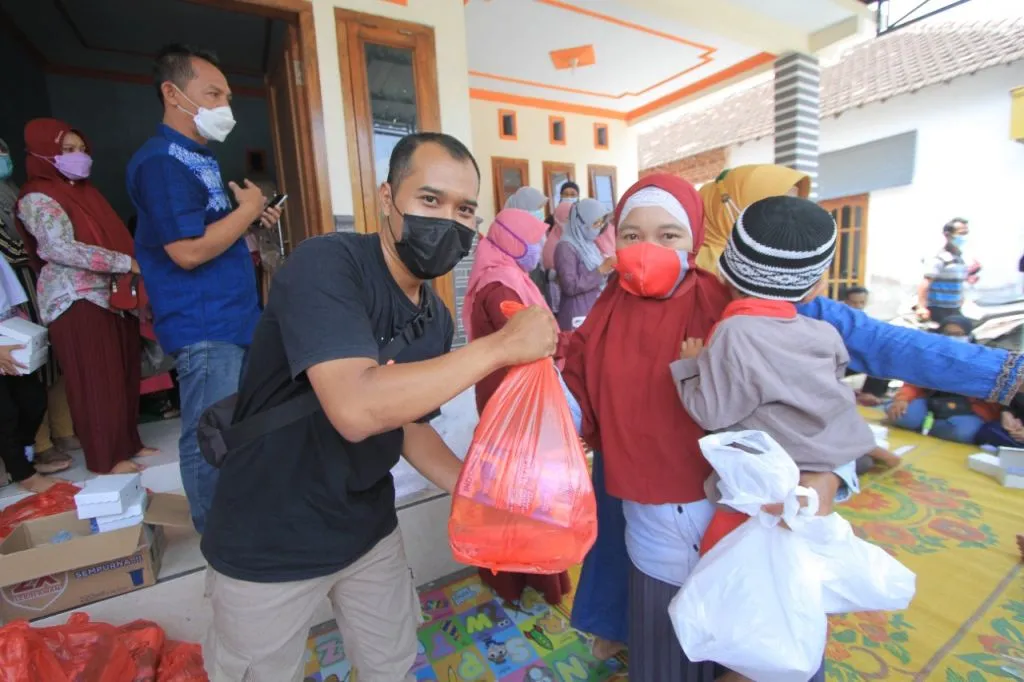 Trenyuh, Jurnalis Ponorogo Bantu 50 Anak Korban Covid