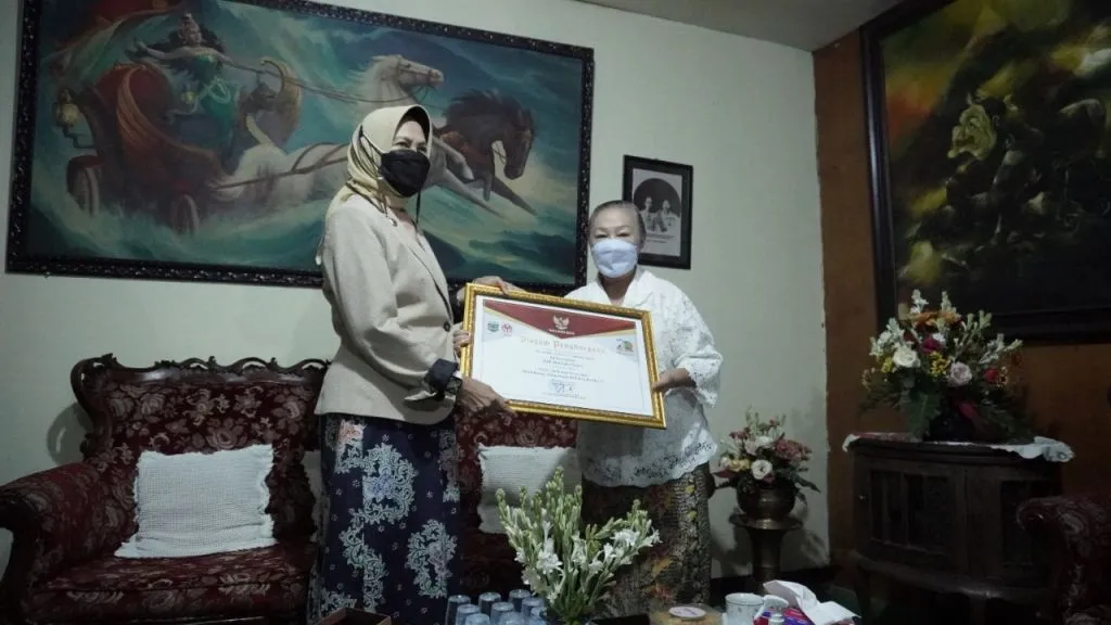 Sang Maestro Batik Kota Batu Dapat Penghargaan dari Wali Kota
