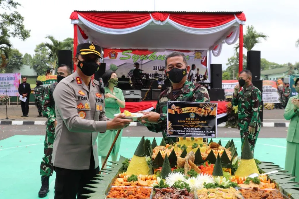 Polres Batu Berikan Tumpeng Ukuran Besar sebagai Ucapan HUT Ke-33 Poltekad Kodiklatad