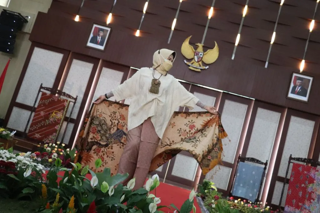 Peragaan Busana Batik oleh Wali Kota Batu, Menandai Digelarnya Fashion Show Contest