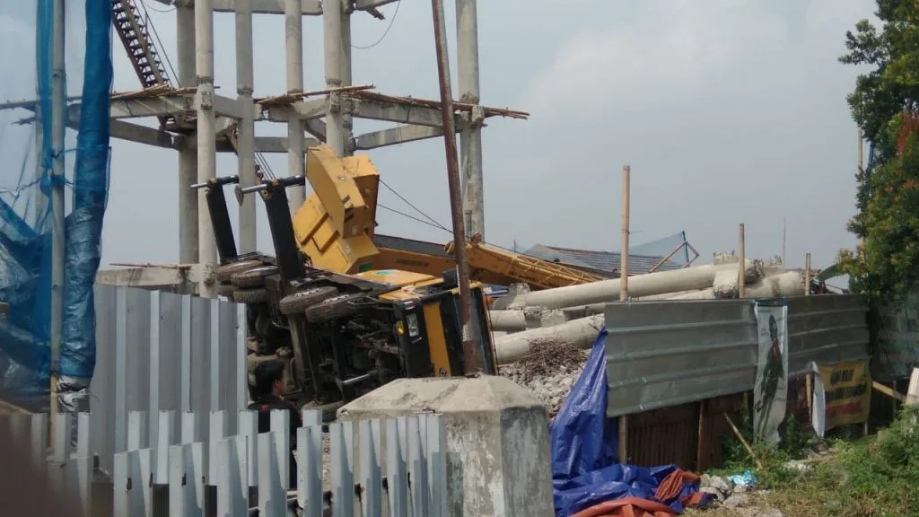 Tiang Beton dan Mobil Crane Proyek PDAM Ambruk dan Menimpa 2 Rumah di Depok